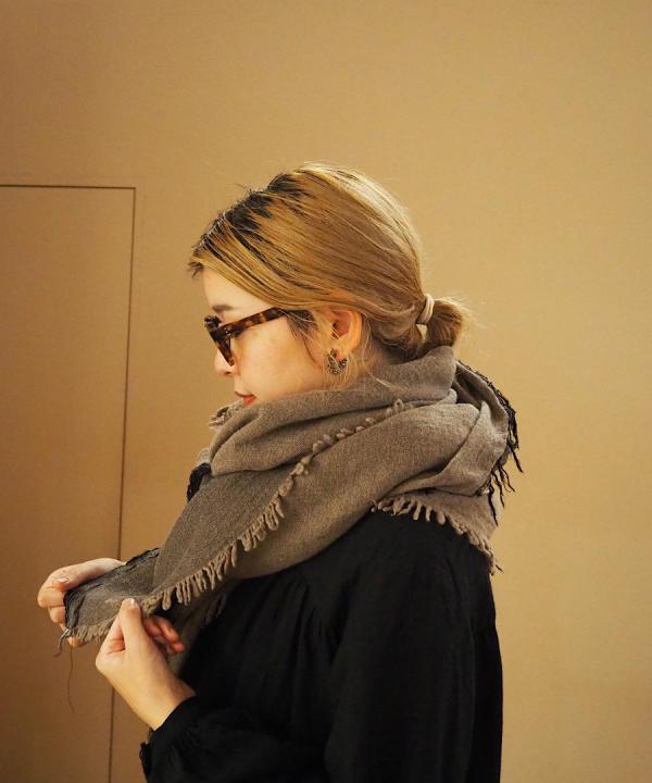 SOLID SQUARE STOLE
