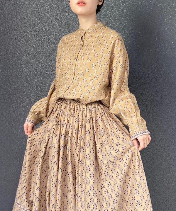 BANDED COLLAR BACK PLEATS SHIRT