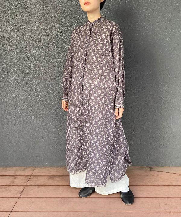 BANDED COLLAR ACK PLEATS MAXI SHIRT