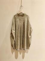 BANDED COLLAR BACK PLEATS SHIRT